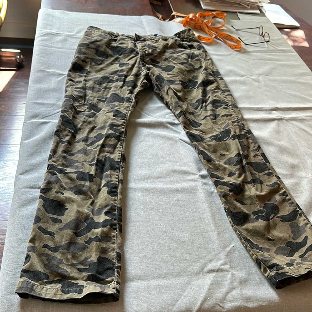 Divided  slim low waisted Green camo pants